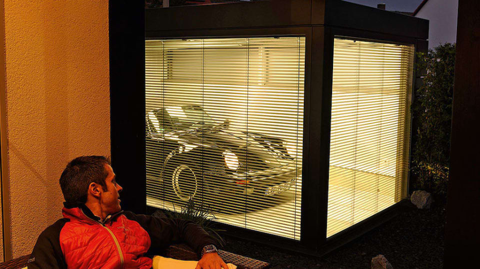 Vysněnému Porsche postavil majitel vlastní domek